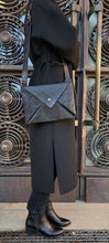 Load image into Gallery viewer, Sac Post cuir vannerie noir