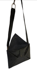 Load image into Gallery viewer, Sac Post cuir vannerie noir