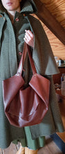 Load image into Gallery viewer, Sac Tulip grain gauffré vannerie châtaigne