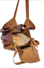 Load image into Gallery viewer, Sac Tulip grain gauffré vannerie châtaigne