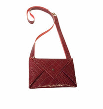Load image into Gallery viewer, pochette Post Micro cuir reptile rouge

